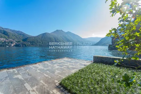 Renovated historic Villa Lake View with private dock and pool, 5 bedrooms in Lake Como property for sale For Super Rich