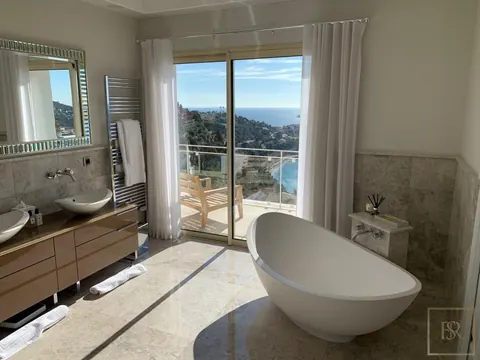 Luxury Villa Overlooking Baie de Villefranche Pool, Jacuzzi and sauna, +5 bedrooms in St Jean Cap Ferrat price for sale For Super Rich