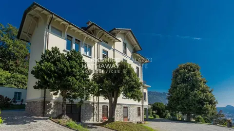 Elegant Villa Panoramic View swimming pool and jacuzzi, 8 bedrooms in Como Used for sale For Super Rich