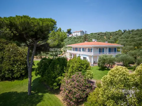 Colonial-style House Panoramic View 10-hectare park, 6 bedrooms in Massarosa property for sale For Super Rich