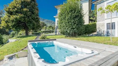 Elegant Villa Panoramic View swimming pool and jacuzzi, 8 bedrooms in Como