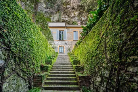 Century Villa looks directly on the lake with access for swimming, 8 bedrooms in Moltrasio - Lake Como top for sale For Super Rich