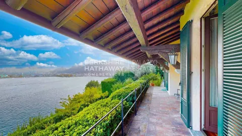 Elegant Villa breathtaking lake views, Swimming pool, 8 bedrooms in Como deal for sale For Super Rich