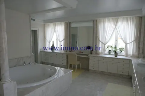 Premium Villa Amazing views of Austrian Alps heated swimming pool, sauna, 3 bedrooms in Istra prix for sale For Super Rich