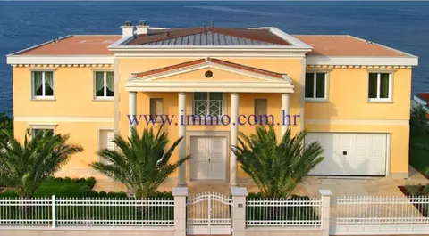 Premium Villa Amazing views of Austrian Alps heated swimming pool, sauna, 3 bedrooms in Istra search for sale For Super Rich