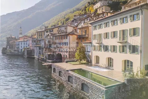 Renovated historic Villa Lake View with private dock and pool, 5 bedrooms in Lake Como Used for sale For Super Rich
