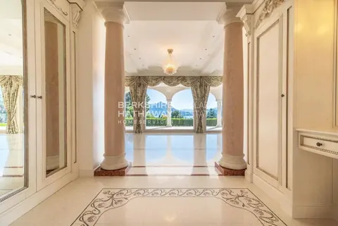 Luxury Villa, heated swimming pool , 6 bedrooms in Stresa ultra luxury for sale For Super Rich