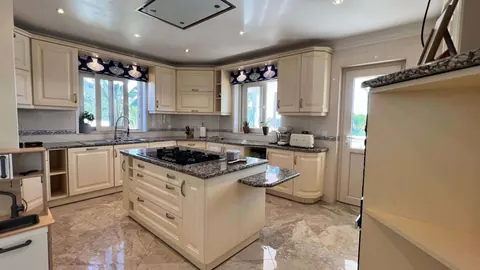 Luxury Villa Sea View Tennis court, 5 bedrooms in Loulé expensive for sale For Super Rich