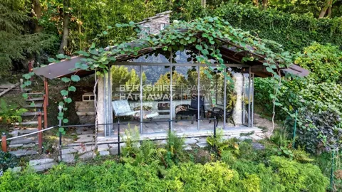 Elegant Villa breathtaking lake views, Swimming pool, 8 bedrooms in Como exclusive for sale For Super Rich