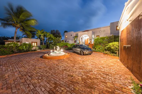 Moroccan Style House Beach Front Tropical landscaping, 7 bedrooms in Sapodilla Bay available for sale For Super Rich