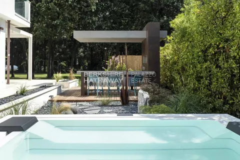 Modern Villa Marina di Pietrasanta Swimming pool, SPA, 6 bedrooms in Pietrasanta property for sale For Super Rich