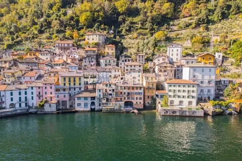 Renovated historic Villa Lake View with private dock and pool, 5 bedrooms in Lake Como unique for sale For Super Rich