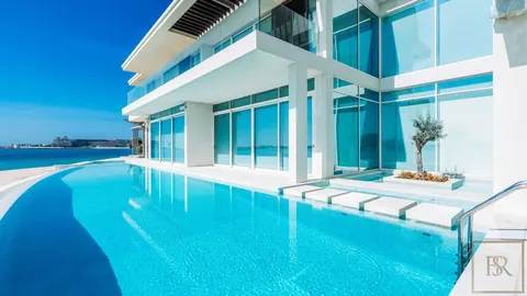 Luxury Villa Beach Front Views of the Dubai Marina skyline and Palm Jumeirah, 6 bedrooms in Dubai LP02196 for sale For Super Rich