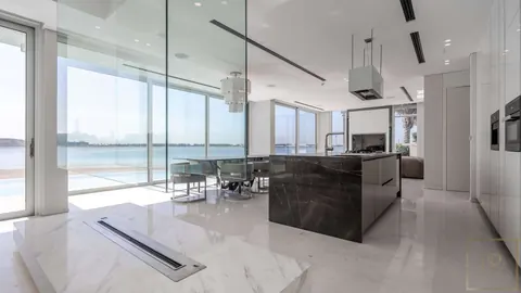 Luxury Villa Beach Front Views of the Dubai Marina skyline and Palm Jumeirah, 6 bedrooms in Dubai top for sale For Super Rich