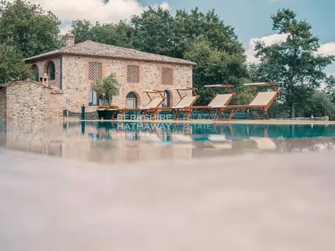 Luxury Complex Business Panoramic View on the hills, 9 bedrooms in Siena - Tuscany available for sale For Super Rich