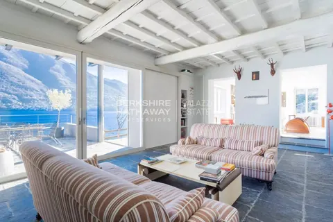 Elegant Villa Lake View directly on the shores, 5 bedrooms in Brienno - Lake Como expensive for sale For Super Rich