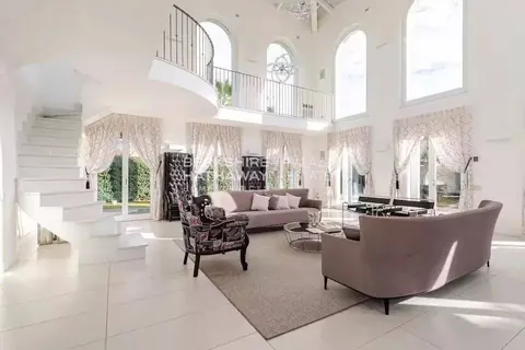 Architectural Villa Swimming pool, Spa, Sauna, whirlpool , 5 bedrooms in Forte dei Marmi property for sale For Super Rich