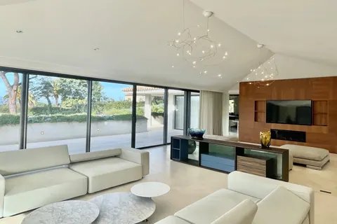 Contemporary Villa Countryside view, 5 bedrooms in Saint Tropez buy for sale For Super Rich