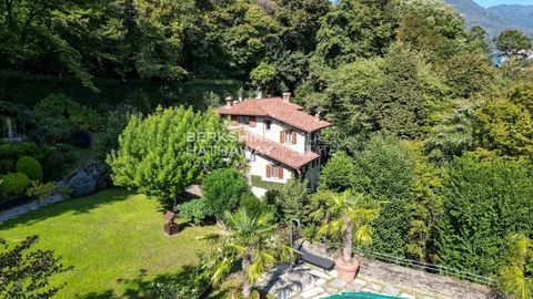 Elegant Villa breathtaking lake views, Swimming pool, 8 bedrooms in Como top for sale For Super Rich
