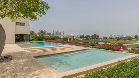 Luxury Villa Sector E overlooks one of the very best scenic views, 6 bedrooms in Emirates Hills - Dubai prix for sale For Super Rich