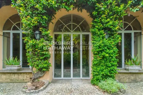 Century Castle Panoramic View of the lake, 27 bedrooms in Lesa - Lake Maggiore top for sale For Super Rich