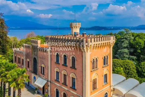 Century Castle Panoramic View of the lake, 27 bedrooms in Lesa - Lake Maggiore IPI1832 for sale For Super Rich