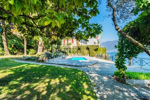 Century Villa looks directly on the lake with access for swimming, 8 bedrooms in Moltrasio - Lake Como property for sale For Super Rich