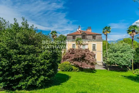 Historic Villa Lake View, direct access to a private beach, Coming soon bedrooms in Gerra Used for sale For Super Rich