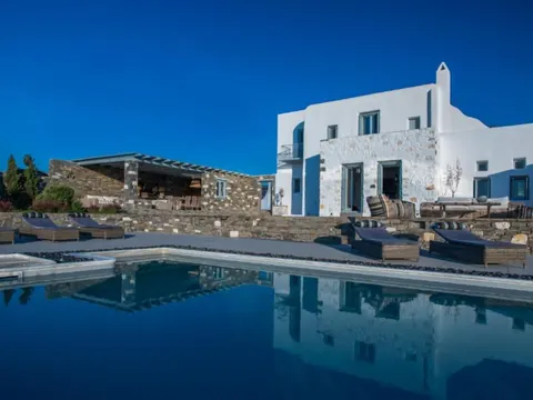 Luxury Hotel Beach Front Panoramic View, 16 bedrooms in Paros Used for sale For Super Rich
