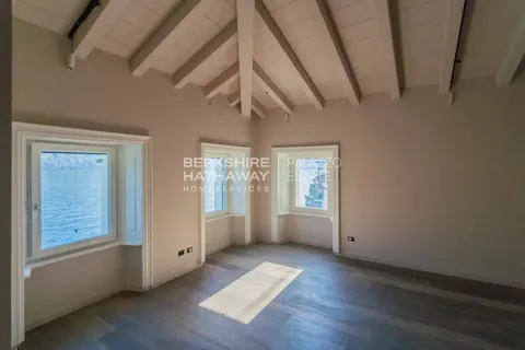 Renovated historic Villa Lake View with private dock and pool, 5 bedrooms in Lake Como exclusive for sale For Super Rich