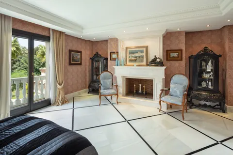 Luxury Villa Andalucia in gated community Home cinema, pool, several bedrooms in Marbella expensive for sale For Super Rich