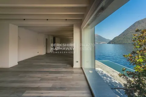Renovated historic Villa Lake View with private dock and pool, 5 bedrooms in Lake Como real estate for sale For Super Rich