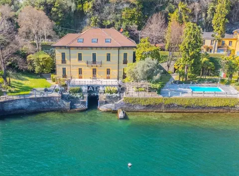 Century Villa looks directly on the lake with access for swimming, 8 bedrooms in Moltrasio - Lake Como Used for sale For Super Rich