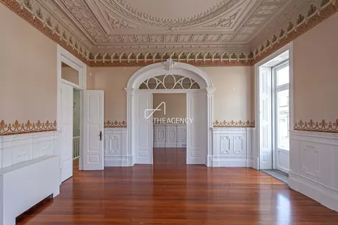 Majestic House Indoor Swimming Pool , 6 bedrooms in Cedofeita, Porto price for sale For Super Rich