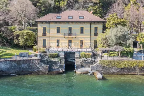 Century Villa looks directly on the lake with access for swimming, 8 bedrooms in Moltrasio - Lake Como buy for sale For Super Rich