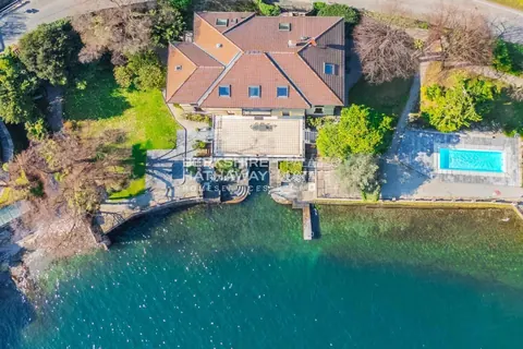Century Villa looks directly on the lake with access for swimming, 8 bedrooms in Moltrasio - Lake Como available for sale For Super Rich