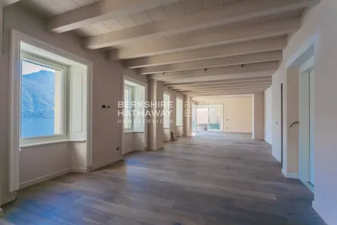 Renovated historic Villa Lake View with private dock and pool, 5 bedrooms in Lake Como expensive for sale For Super Rich
