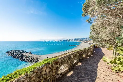 Luxury Villa Beach Front Sea View, 6 bedrooms in Albissola Marina available for sale For Super Rich