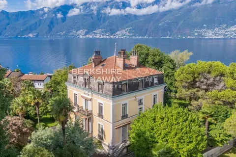 Historic Villa Lake View, direct access to a private beach, Coming soon bedrooms in Gerra STI0039 for sale For Super Rich