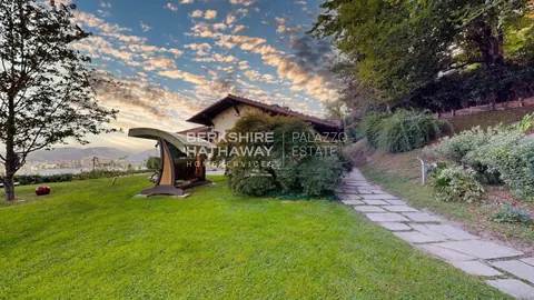 Elegant Villa breathtaking lake views, Swimming pool, 8 bedrooms in Como ultra luxury for sale For Super Rich