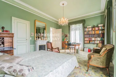 Historic Villa Lake View, direct access to a private beach, Coming soon bedrooms in Gerra expensive for sale For Super Rich