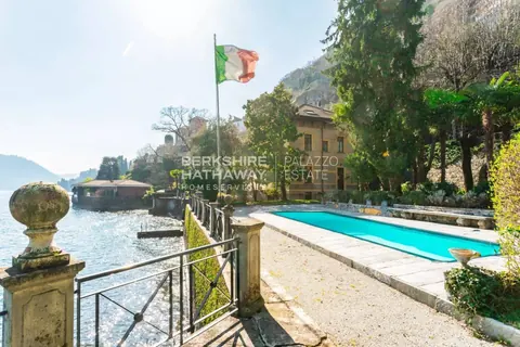 Century Villa looks directly on the lake with access for swimming, 8 bedrooms in Moltrasio - Lake Como ultra luxury for sale For Super Rich