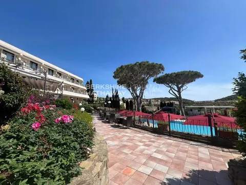 Luxury Hotel 5-star resort, panoramic sea views, 41 bedrooms in Castiglione della Pescaia best for sale For Super Rich