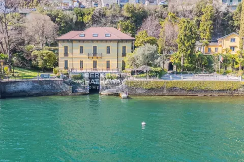Century Villa looks directly on the lake with access for swimming, 8 bedrooms in Moltrasio - Lake Como best for sale For Super Rich