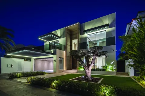 Modern Villa Beach Front Private pool with cabana and BBQ area, 5 bedrooms in Palm Jumeirah - Dubai Exclusive Modern Beach Villa for sale For Super Rich
