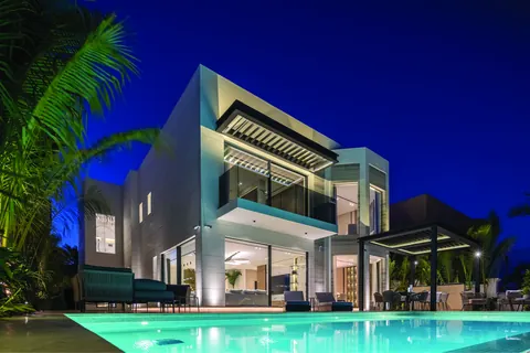 Modern Villa Beach Front Private pool with cabana and BBQ area, 5 bedrooms in Palm Jumeirah - Dubai