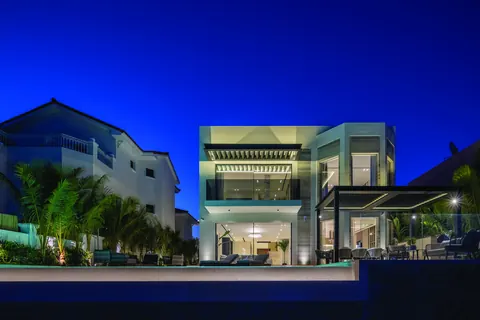 Modern Villa Beach Front Private pool with cabana and BBQ area, 5 bedrooms in Palm Jumeirah - Dubai New for sale For Super Rich