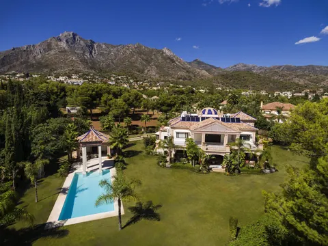 Luxury Villa Andalucia in gated community Home cinema, pool, several bedrooms in Marbella photo for sale For Super Rich