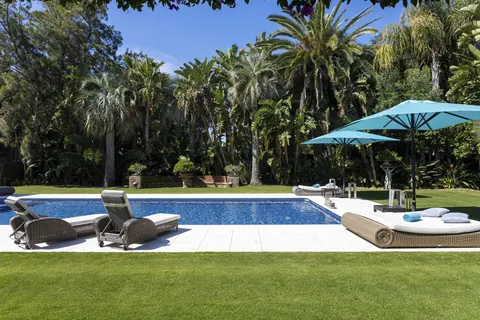 Architectural Villa Beach Front Sea View, 7 bedrooms in Sitges value for sale For Super Rich