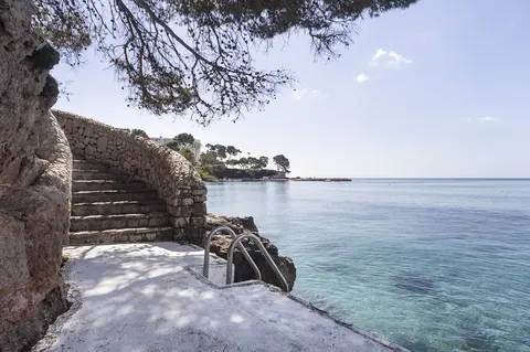 Luxury Villa Beach Front wonderful panoramic Mediterranean sea view, 9 bedrooms in Mallorca available for sale For Super Rich